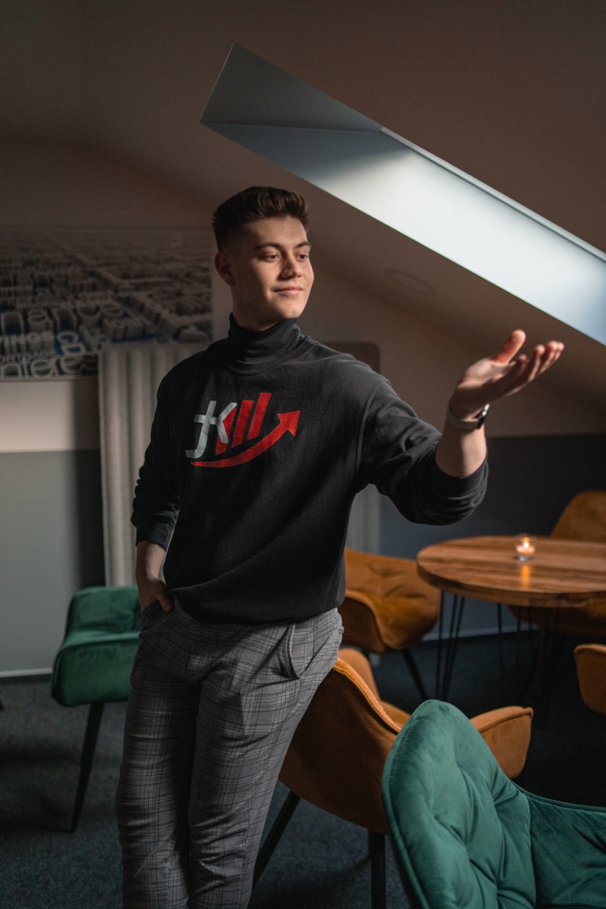 Jan Kurdiovský, finanční poradce, v teple nasvícené lounge
